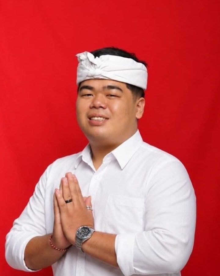 Foto busana adat Darren, S.Tr.T.