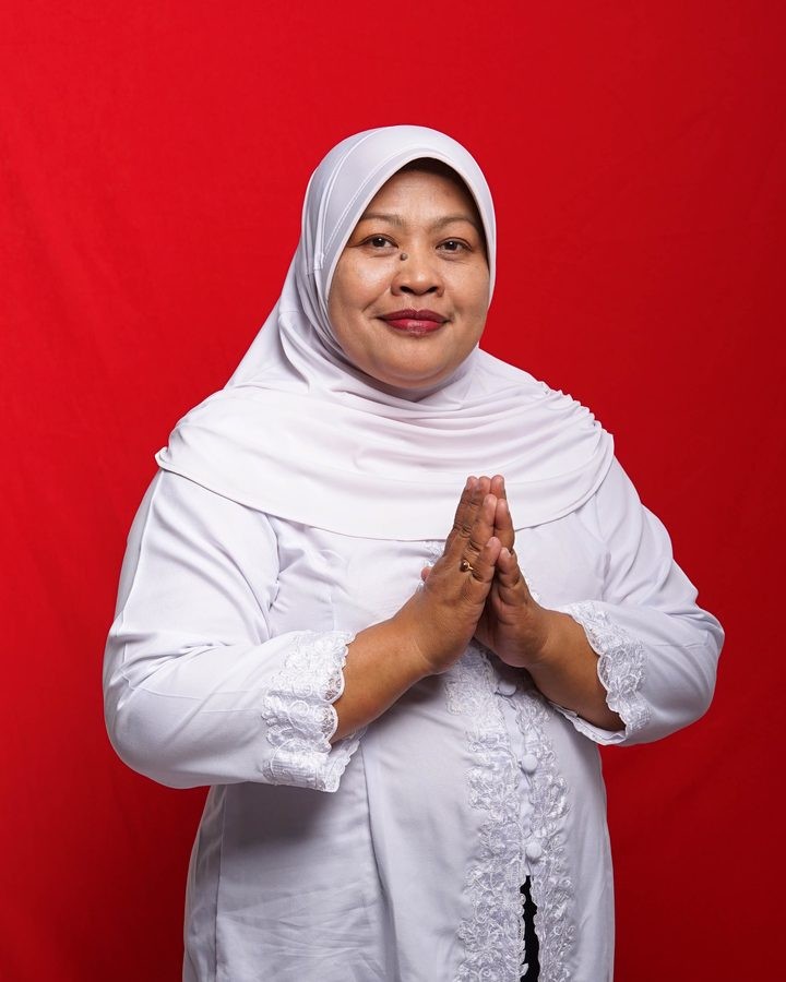 Foto busana adat Bdn. Siti Zakiah, S.ST., M.Kes