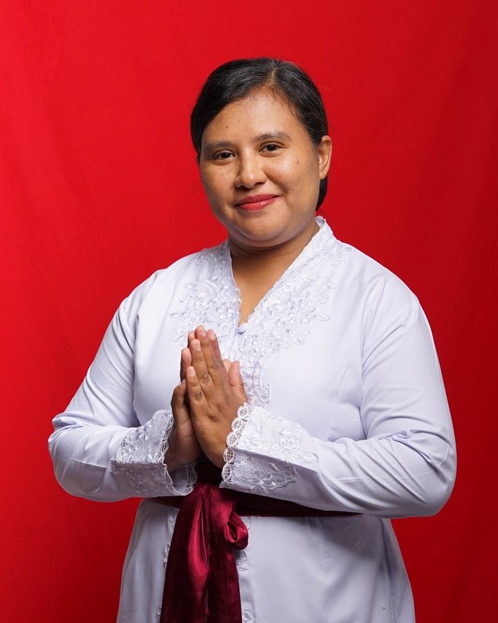 Foto busana adat Elisabet Sulastina, S.ST., M.Kes