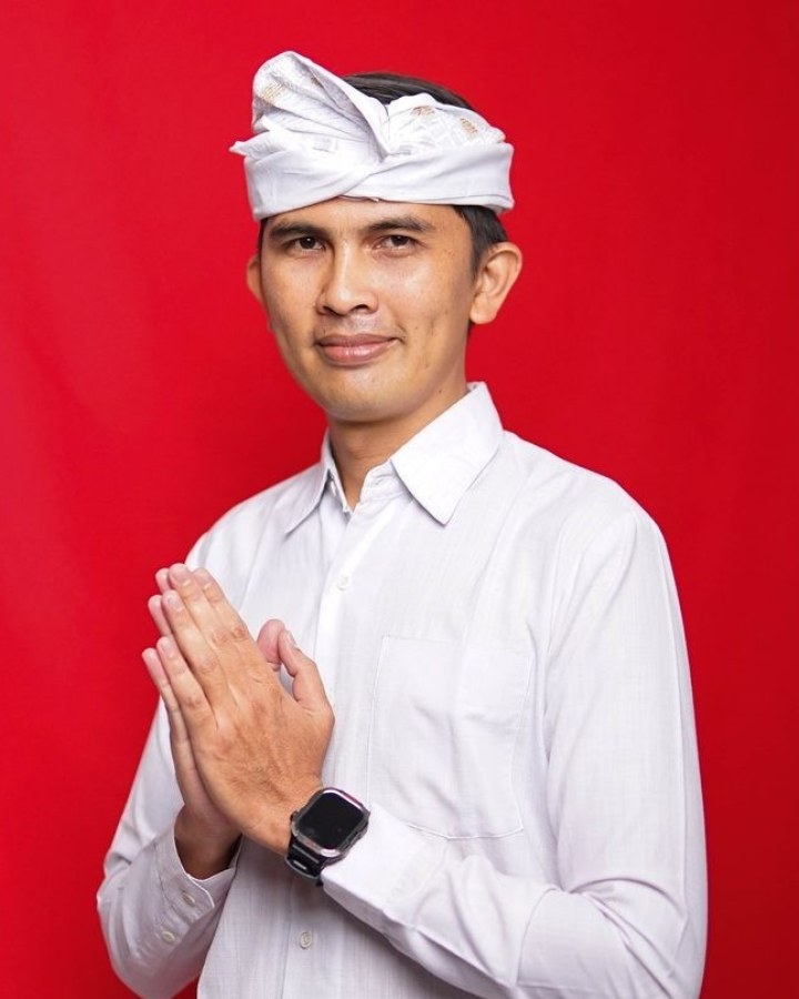 Foto busana adat Ns. I Gusti Kadek Agus Dwi Putra, S.Kep
