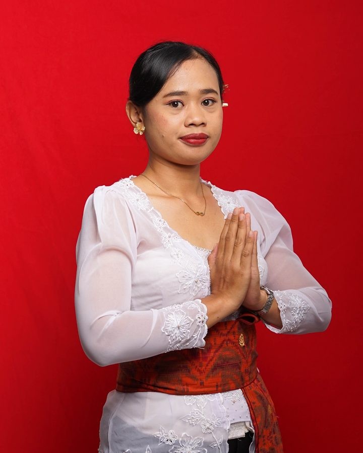 Foto busana adat Ns. Luh Putu Sukmayanti, S.Kep., M.Kep