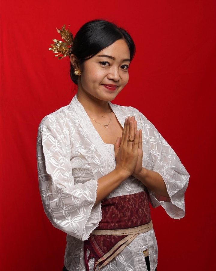 Foto busana adat Ns. Ni Luh Cica Kusumadewi, S.Kep., M.Kes